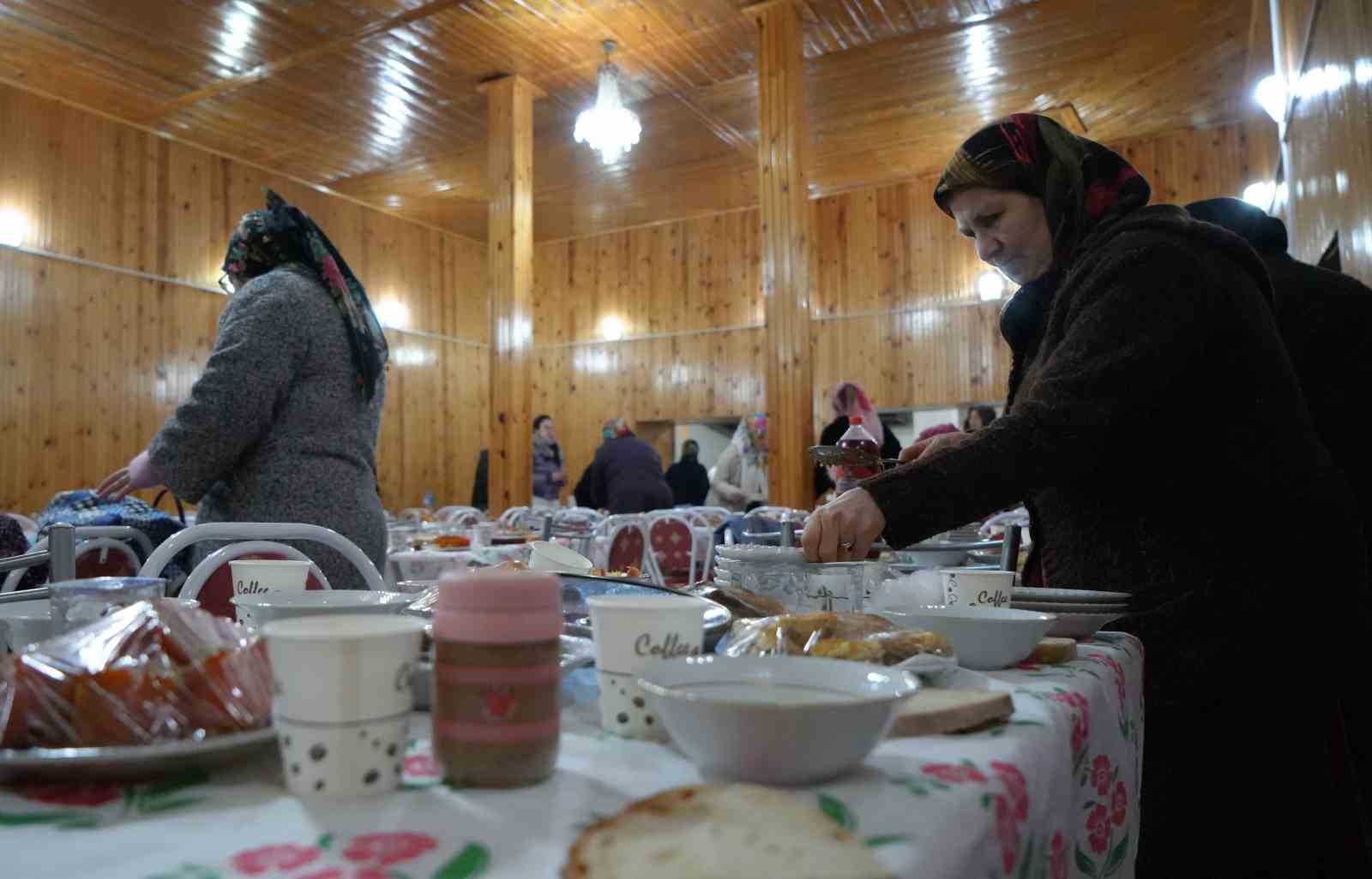 Asırlardır süren gelenek: Regaip Kandil’inde tüm yemekler camiye getiriliyor