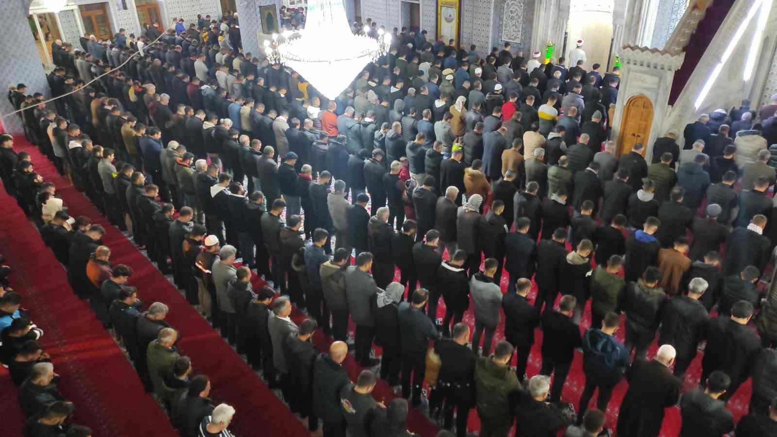 Şanlıurfa’da Regaip Kandili’nde camiler doldu taştı