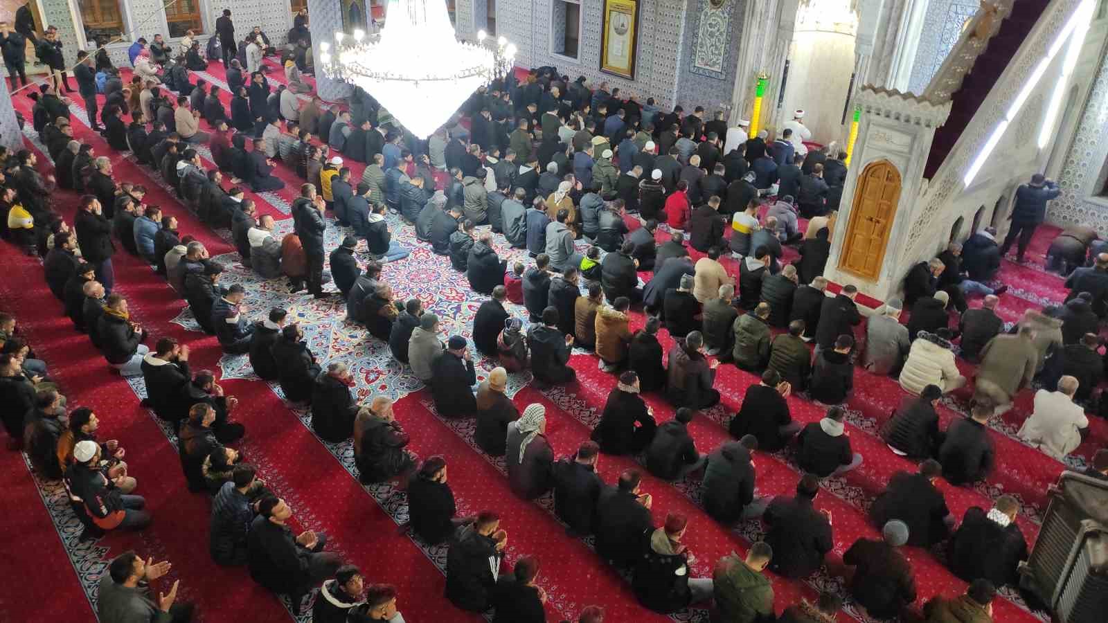 Şanlıurfa’da Regaip Kandili’nde camiler doldu taştı