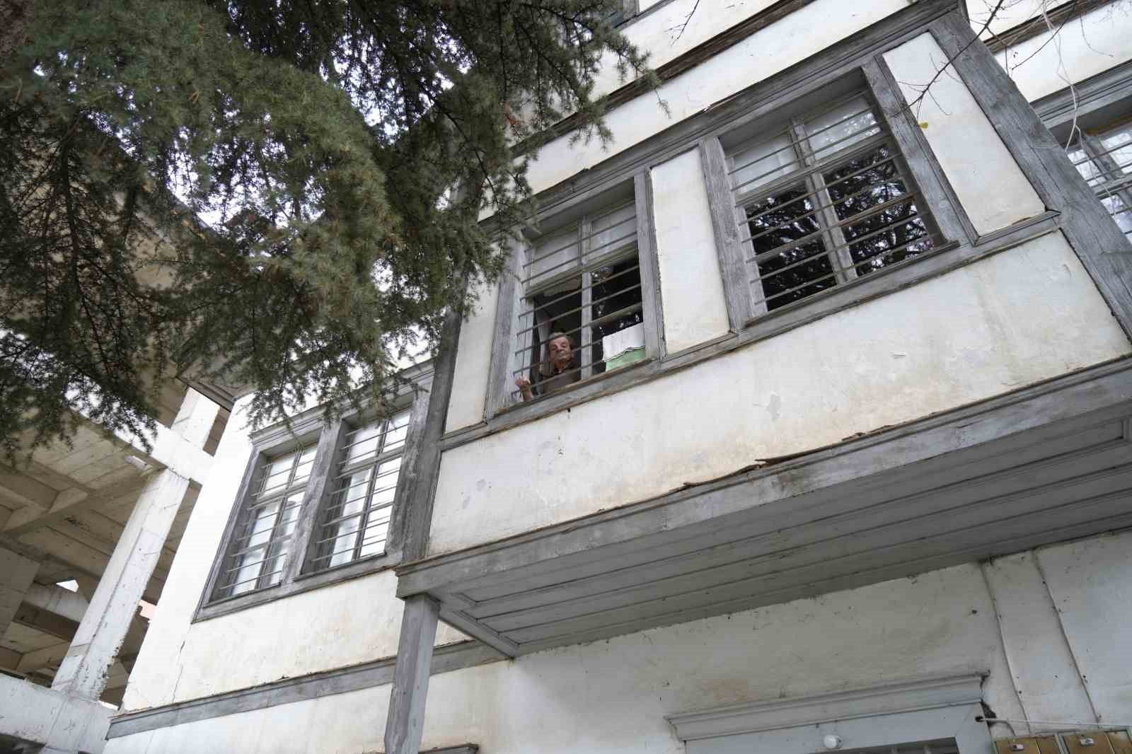 Asırlık konakta yaşayan 3 kardeş bir tarihi ayakta tutmaya &ccedil;alışıyor
