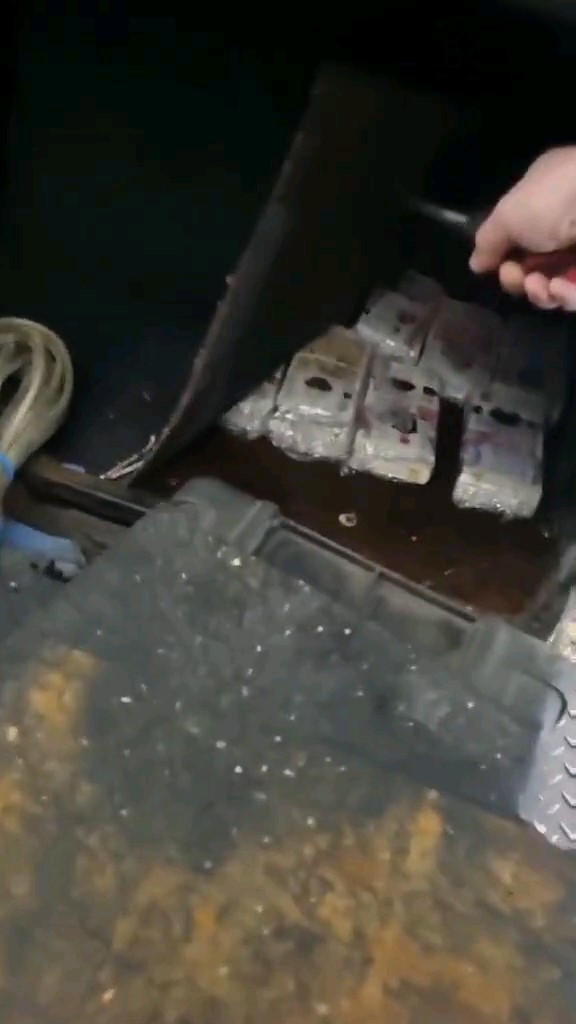 Halat zincirler altına gizlenmiş 392 bin sterlin yakalandı