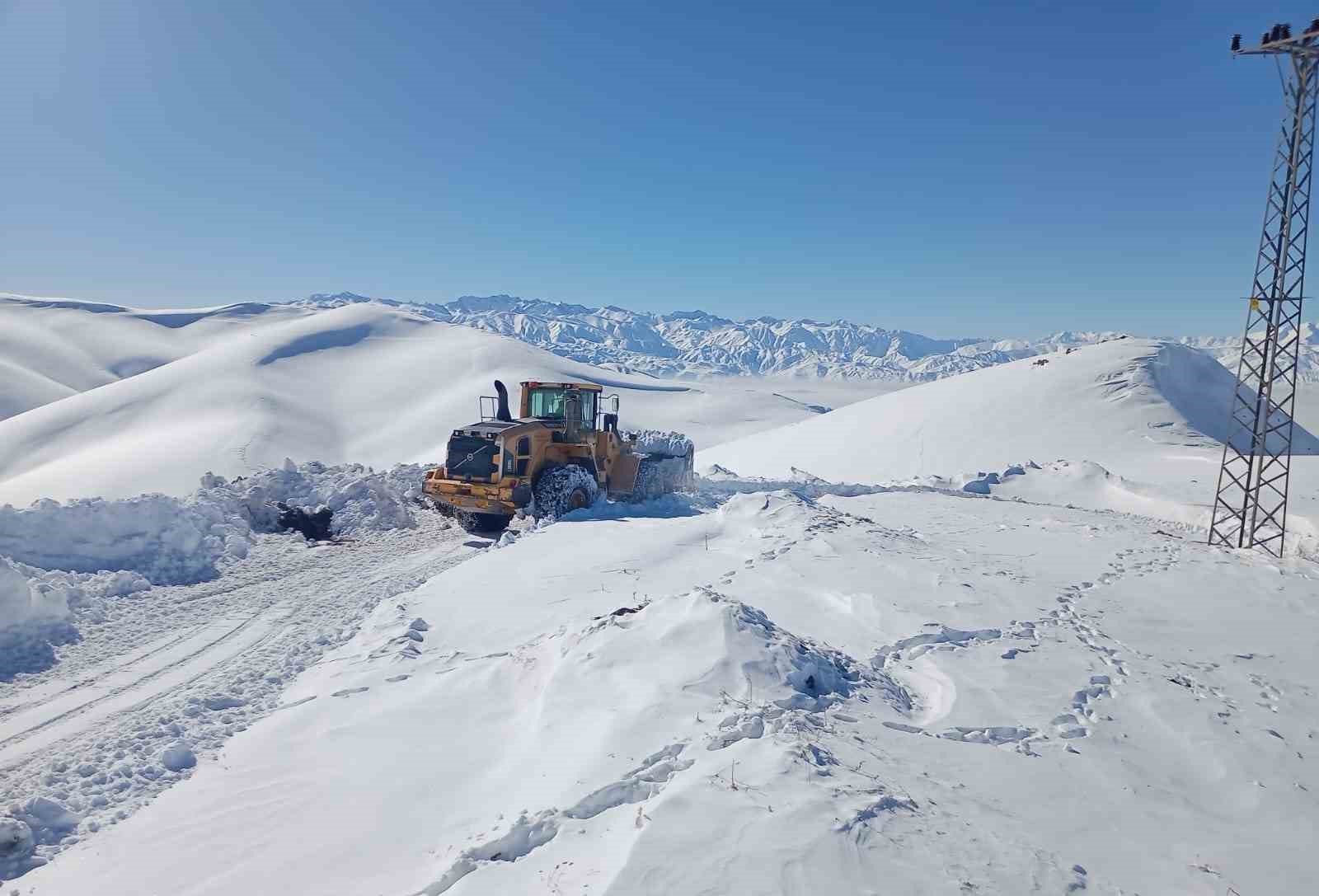 Hakkari’de 284 yerleşim yerinin yolu ulaşıma kapandı