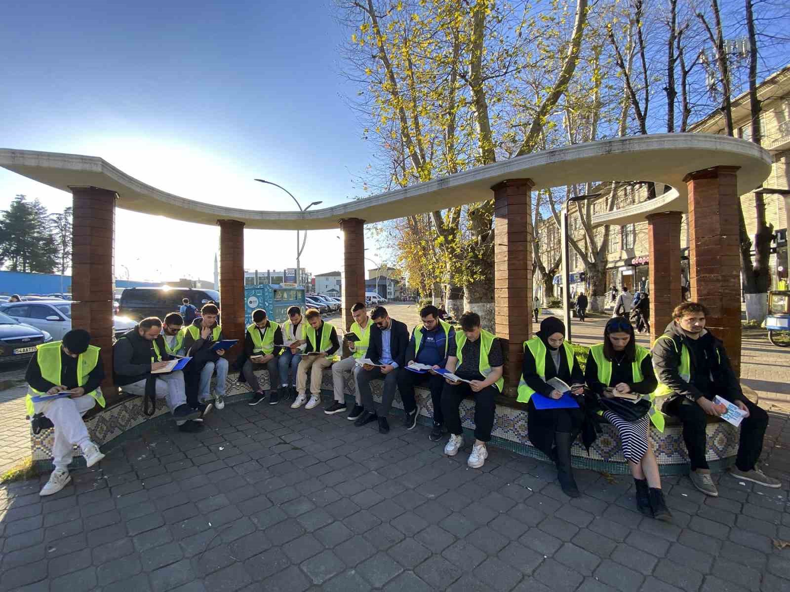 Farkındalık için cadde temizlediler ve kitap okudular
