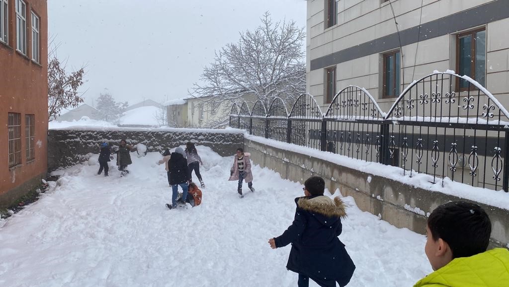 Karlıova’da kar vatandaşa çile, çocuklara eğlence oldu