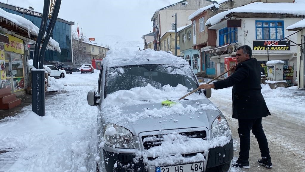 Karlıova’da kar vatandaşa çile, çocuklara eğlence oldu
