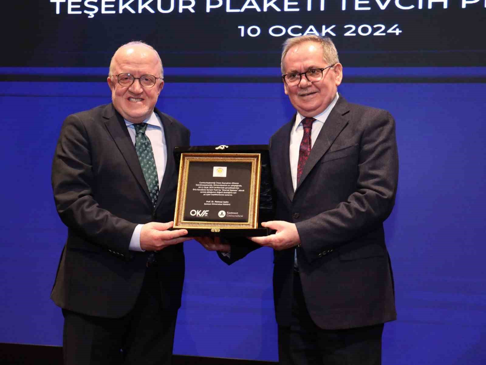 Gençlerin geleceğine yatırım yapanlara plaket
