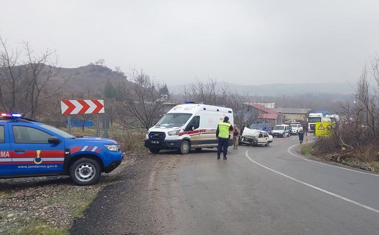 Sivil polis aracı ile otomobil çarpıştı