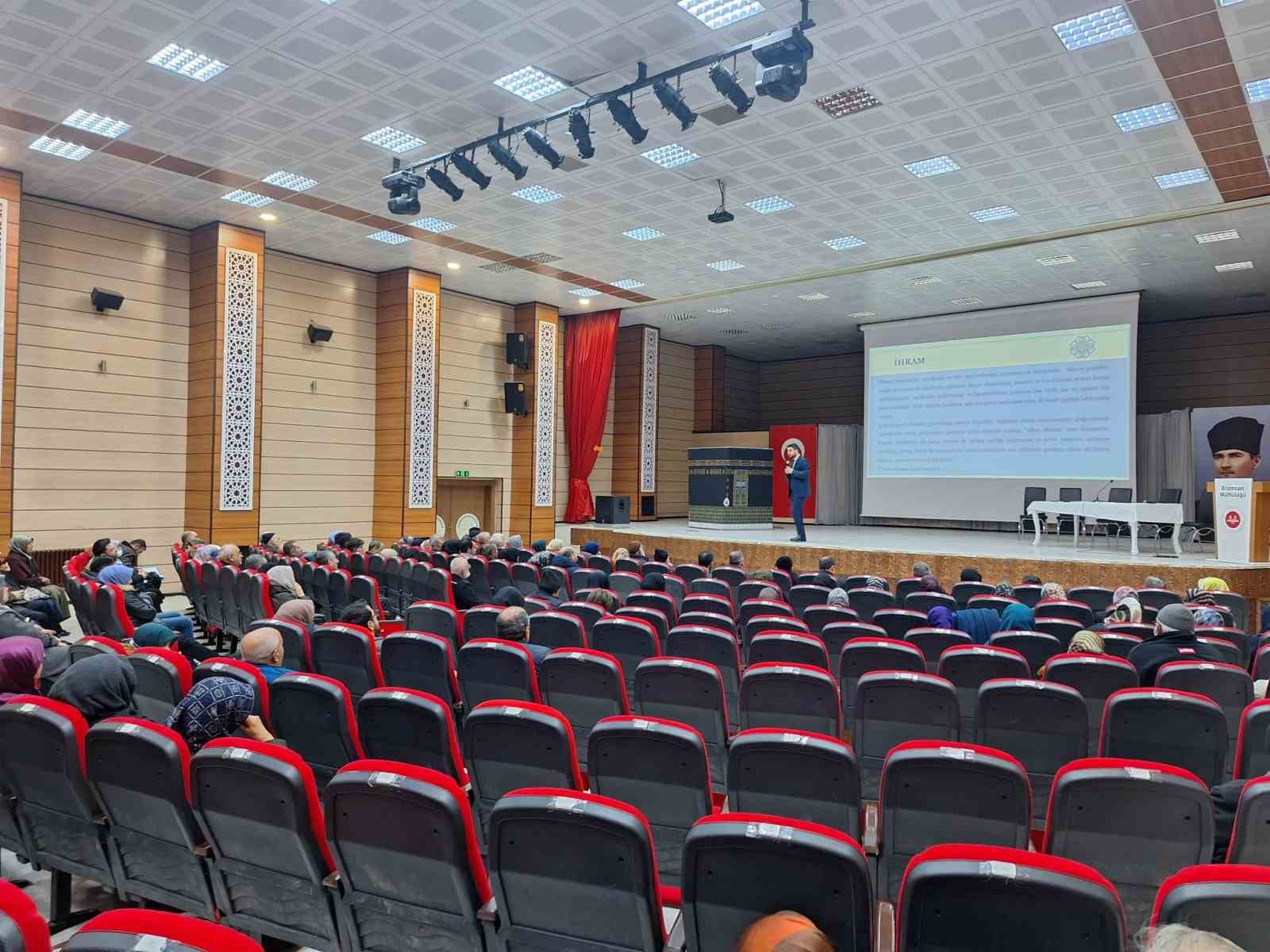 Erzincanlı umrecilere eğitim semineri
