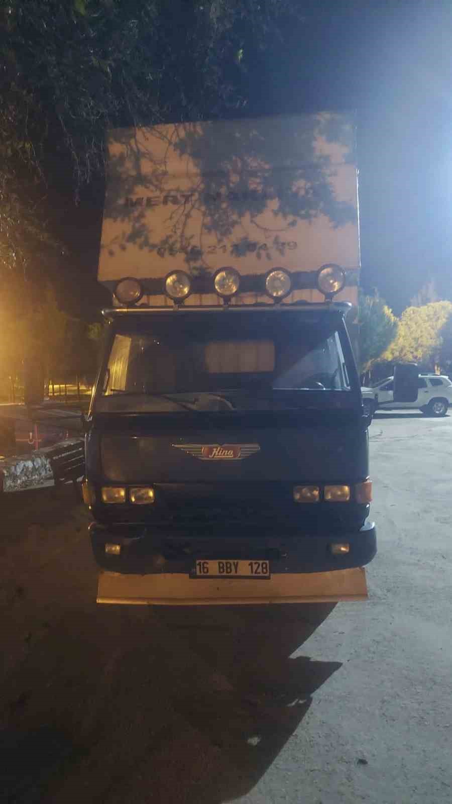 Ezine’de 30 kaçak göçmen ile 2 organizatör yakalandı