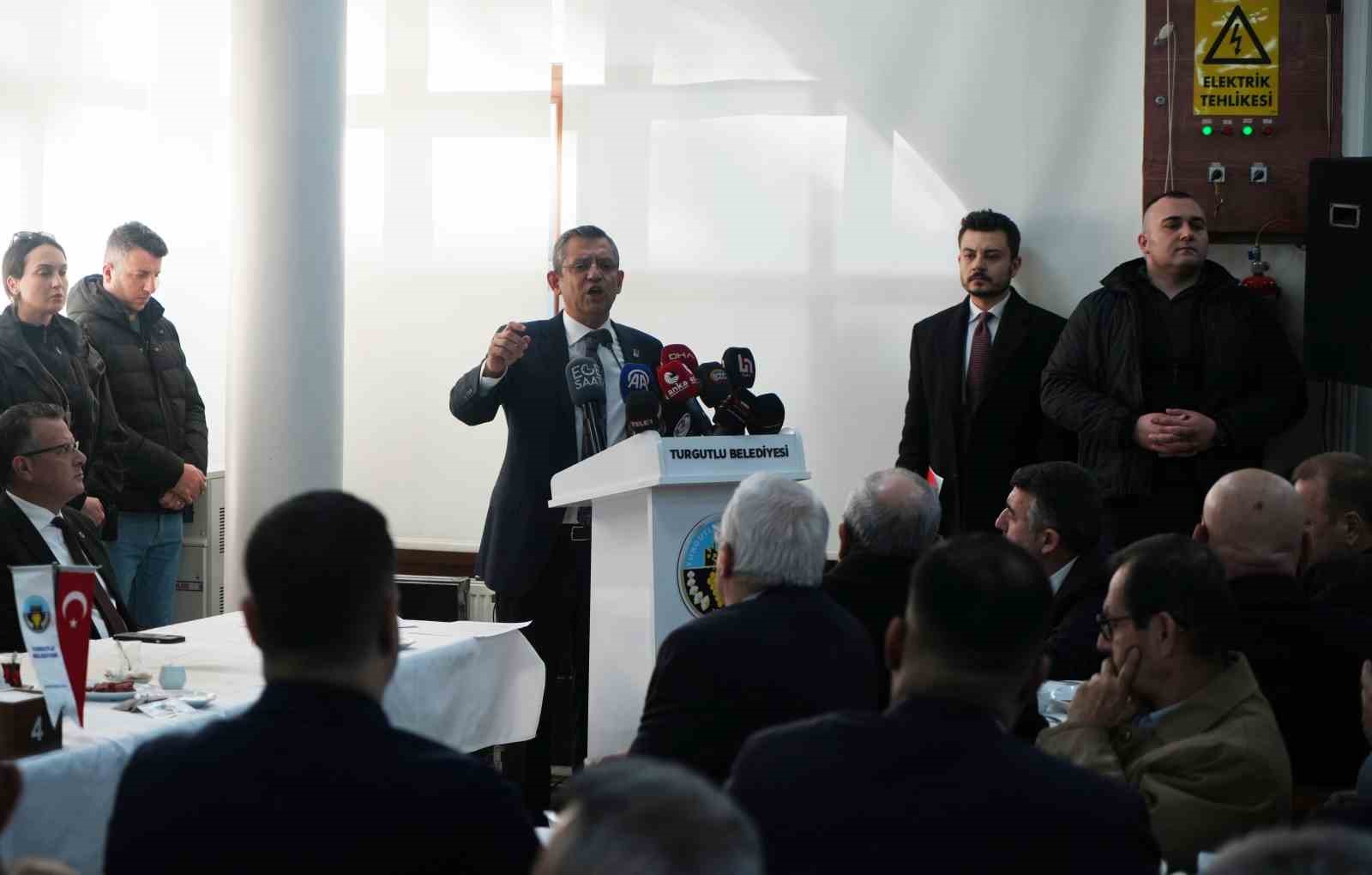 Özgür Özel’den emekli maaşı teklifi: "En az asgari ücret oranında olmalı"