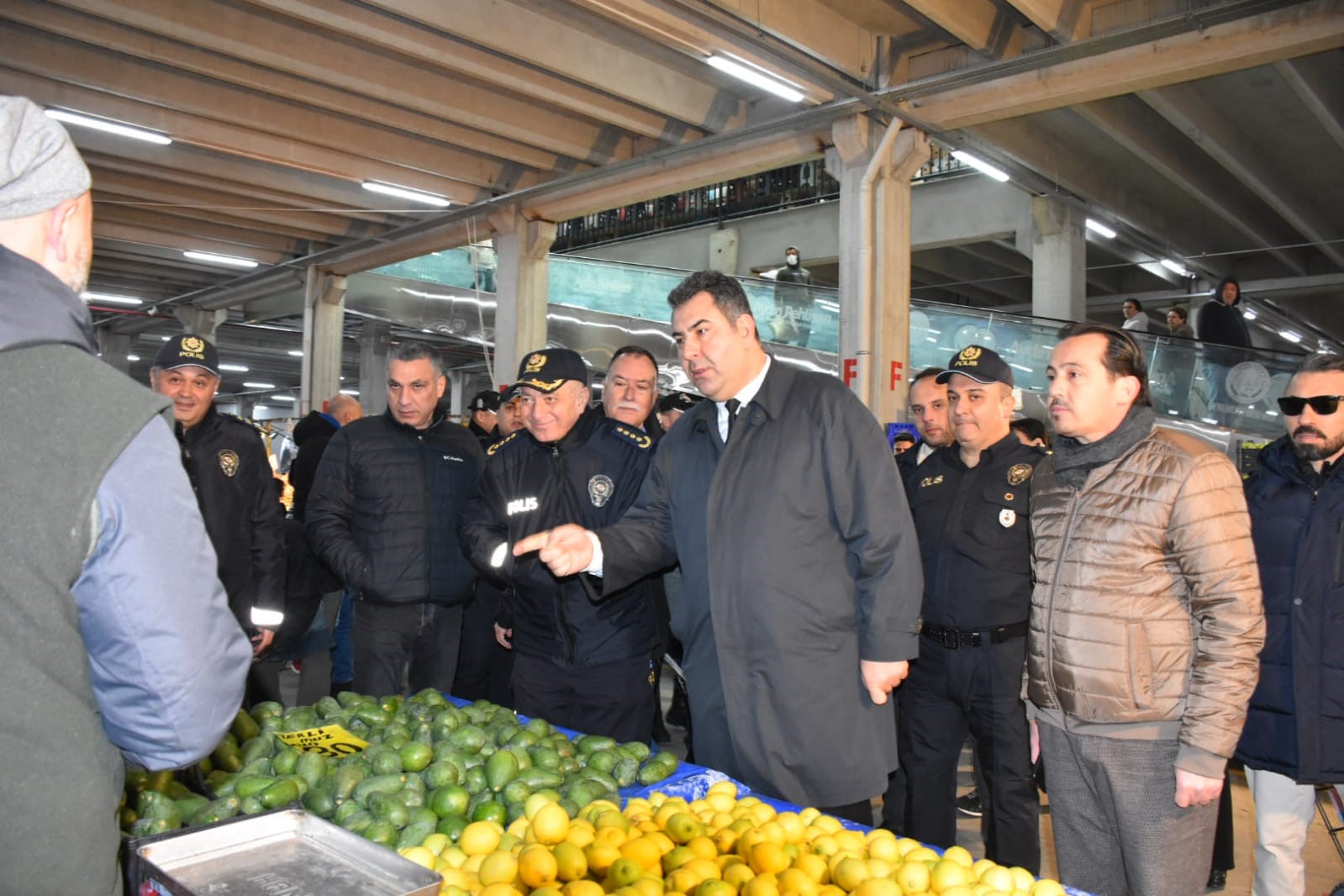 İzmir Emniyet Müdürü Sel, Menemen’de Huzurlu Sokaklar uygulamasını yönetti
