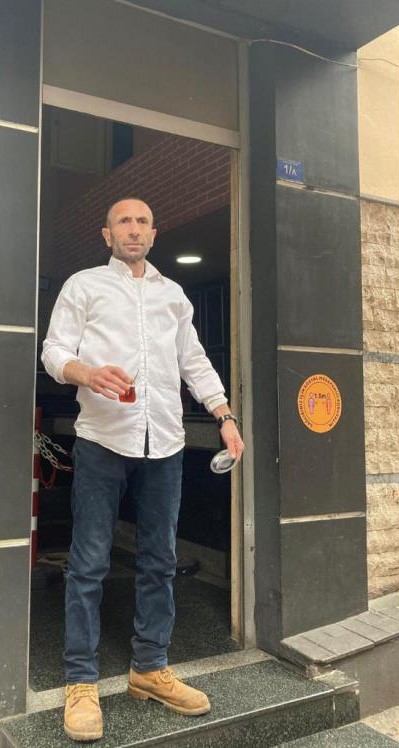 Amcasının silahla vurduğu gencin yoğun bakımdaki tedavisi s&uuml;r&uuml;yor
