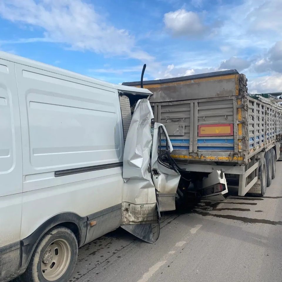 Yalova&rsquo;da minib&uuml;s kamyona arkadan &ccedil;arptı: 1 yaralı
