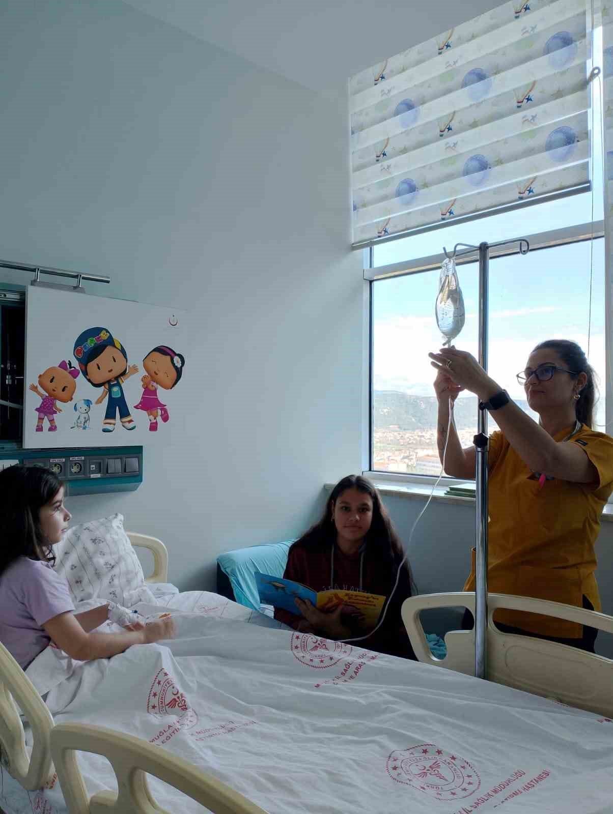 Muğla’da hastanede yatan çocuklara kitap okuma etkinliği düzenlendi