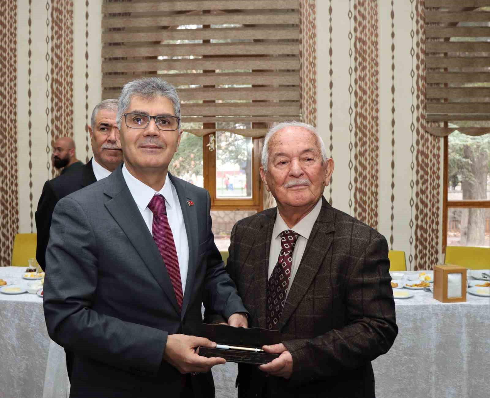 Vali &Ccedil;elik: "Demokratik bir &uuml;lkenin vazge&ccedil;ilmez unsurlarından birisi de kuşkusuz bağımsız basındır"
