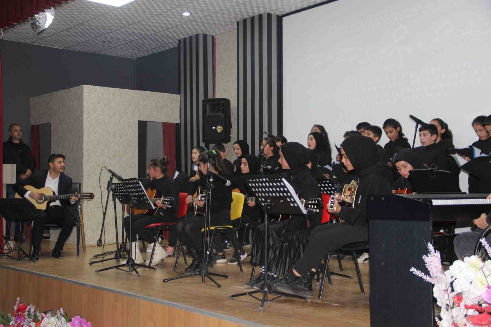 K&ouml;y okulu &ouml;ğrencileri m&uuml;zik grubu kurdu, konser verdi
