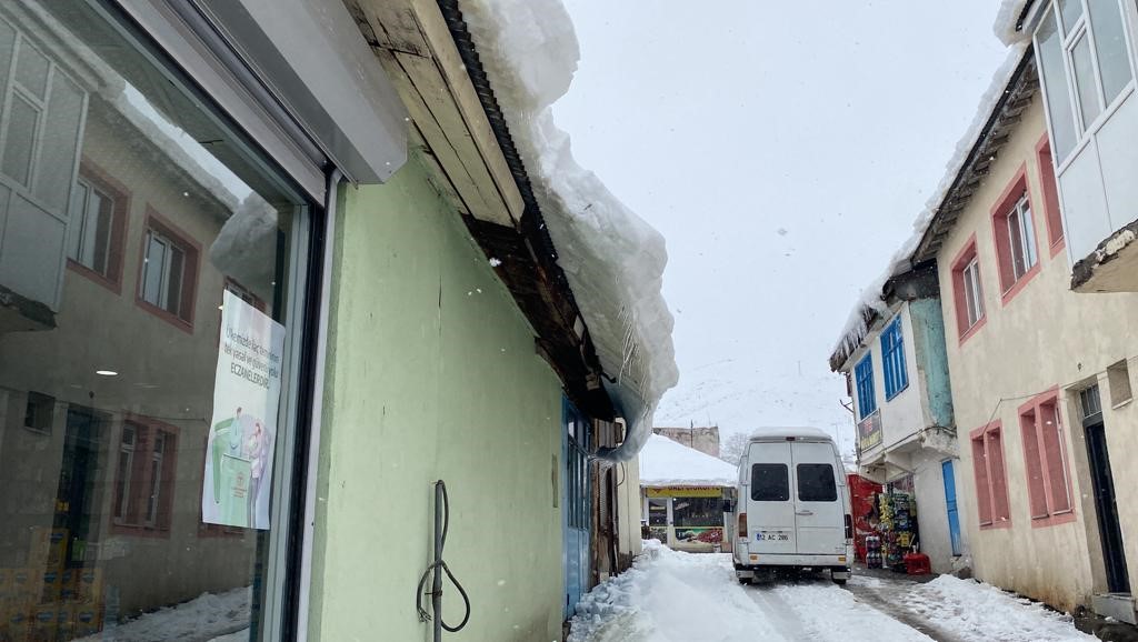 &Ccedil;atıdan &uuml;zerine buz k&uuml;tlesi d&uuml;şen şahıs yaralandı
