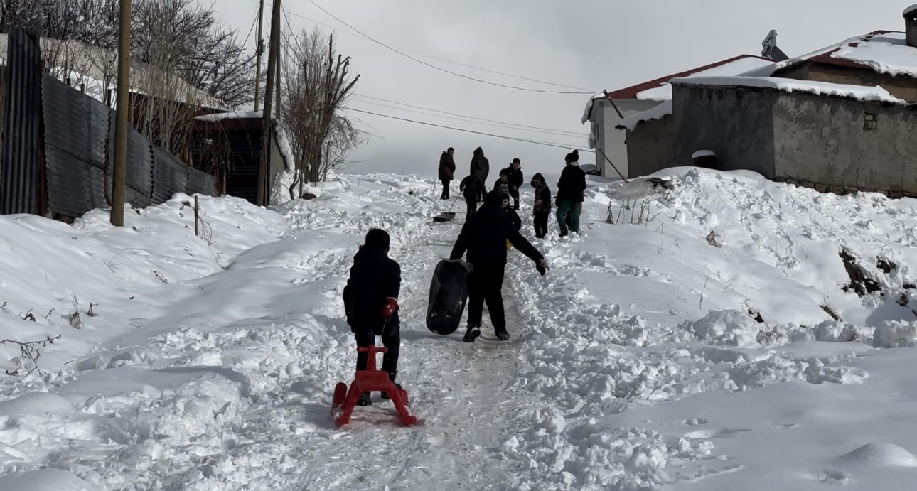 Y&uuml;ksekova&rsquo;da kar yağışına en &ccedil;ok &ccedil;ocuklar sevindi
