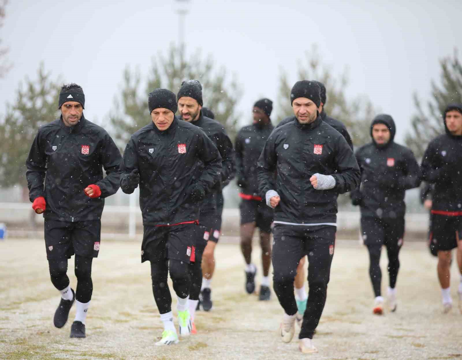 Sivasspor kar altında çalıştı

