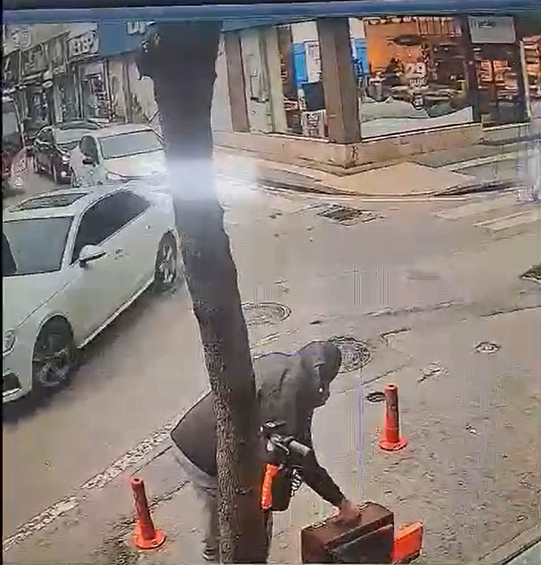 Yalova&rsquo;da scooter &uuml;zerine bırakılan ş&uuml;pheli &ccedil;anta f&uuml;nyeyle patlatıldı
