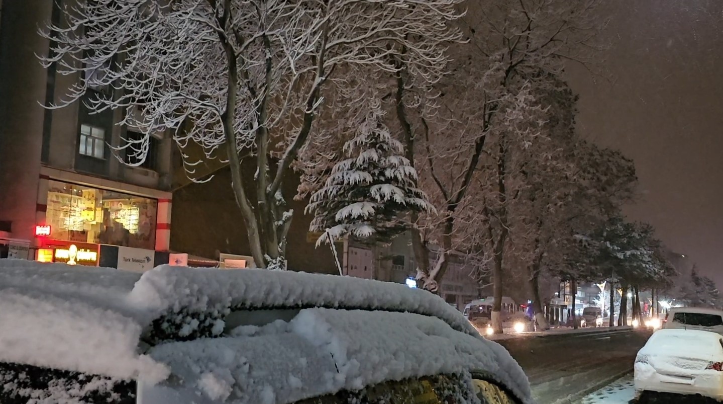 Tatvan’da 4 köy yolu ulaşıma kapandı