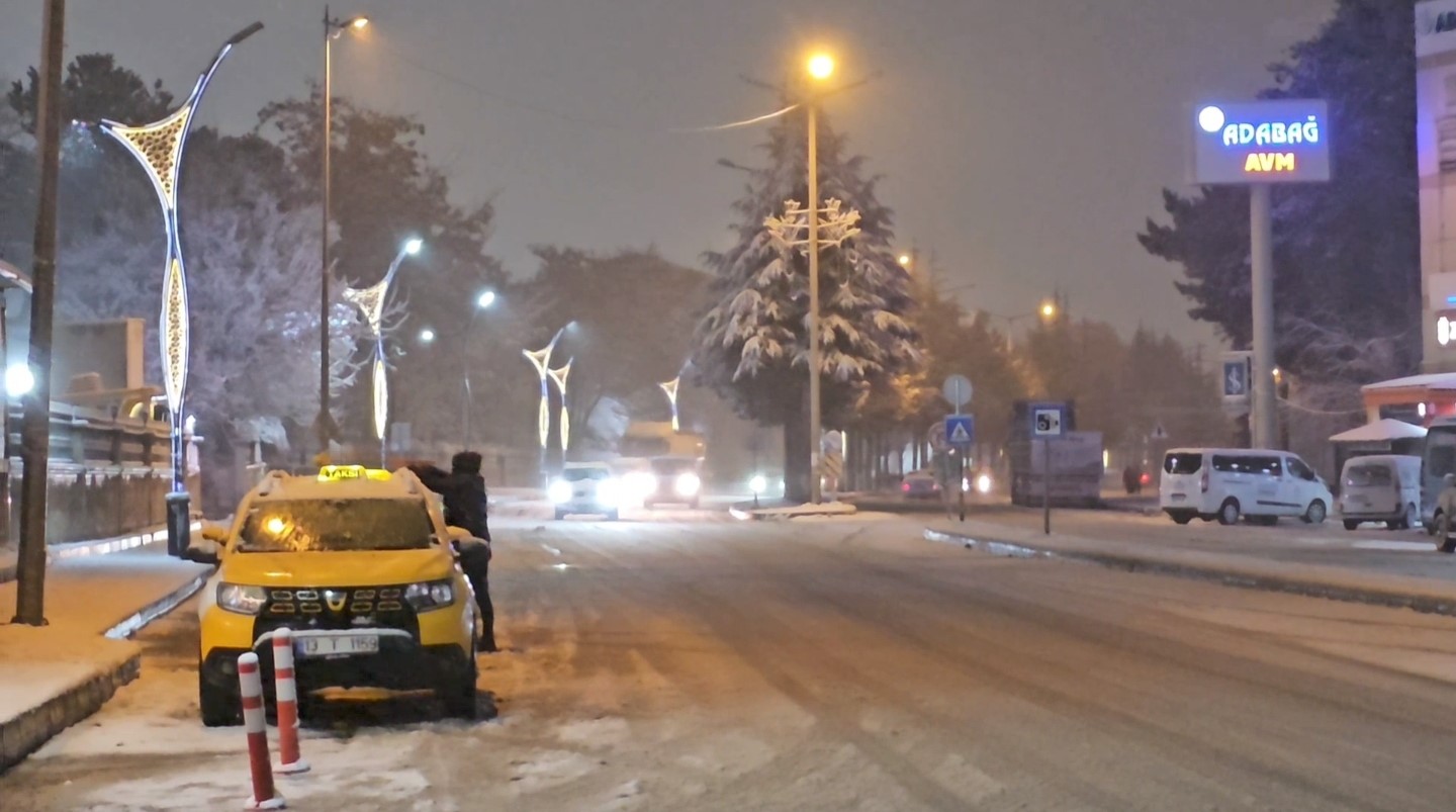 Tatvan’da 4 köy yolu ulaşıma kapandı
