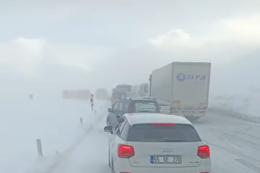 Tendürek Geçidi ağır tonajlı araçlara kapatıldı