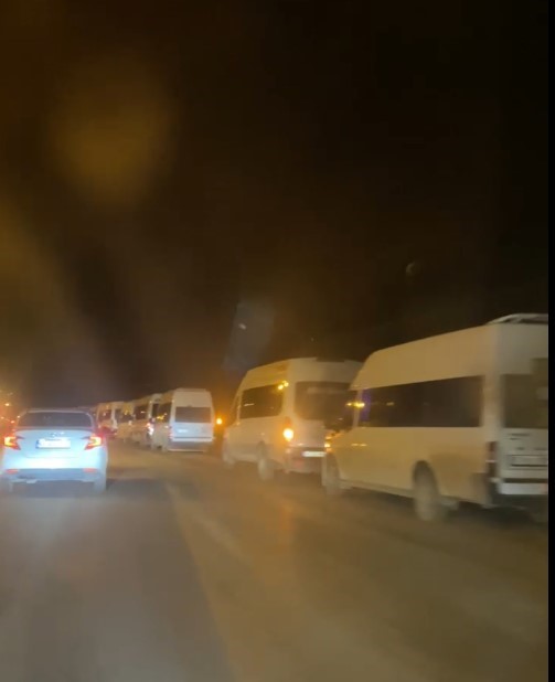 Servisçiler yol kapatma eylemi yaptı