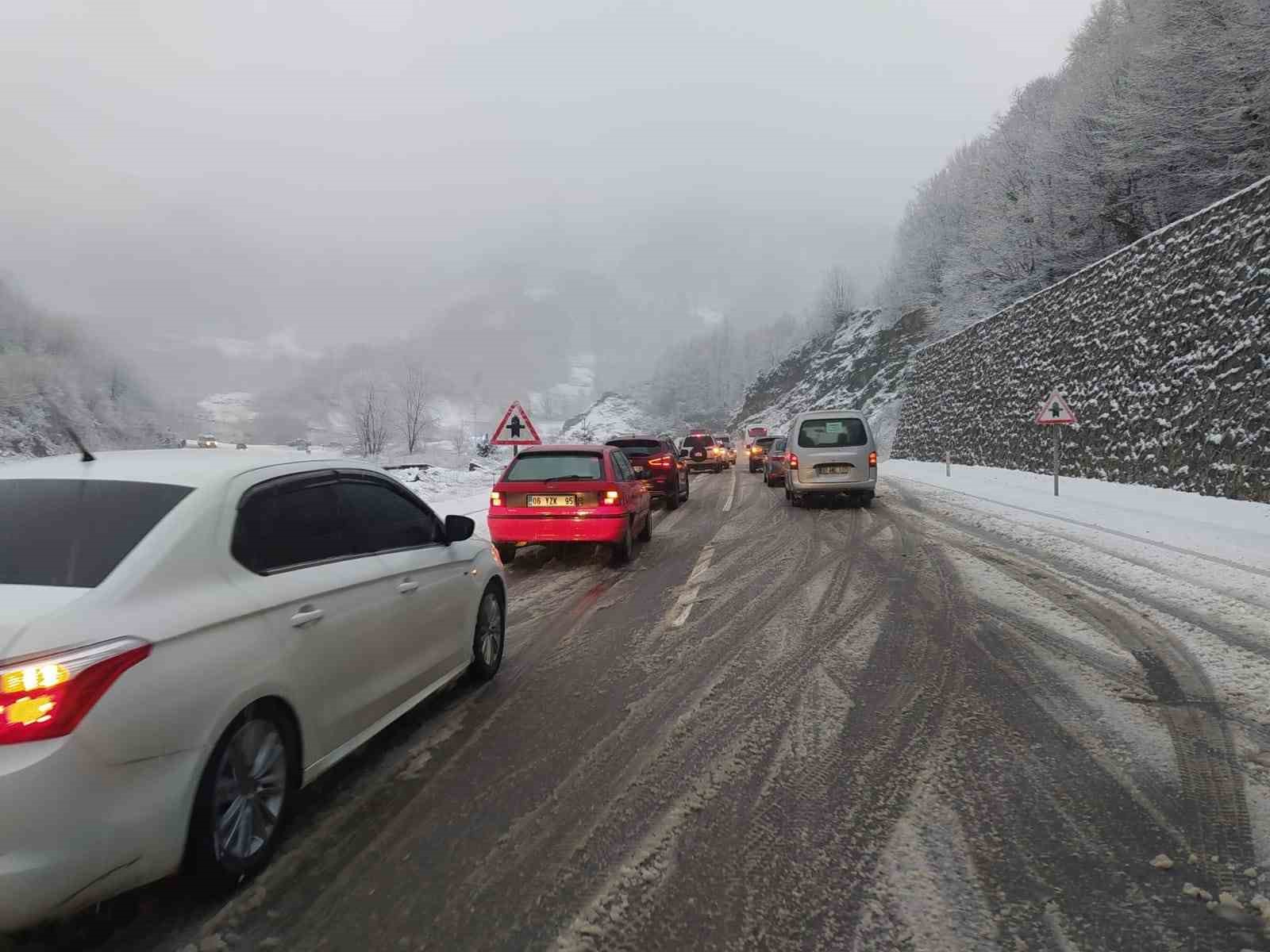 Zonguldak’ta kar yağışı etkili oldu: Karayolunda uzun araç kuyrukları oluştu