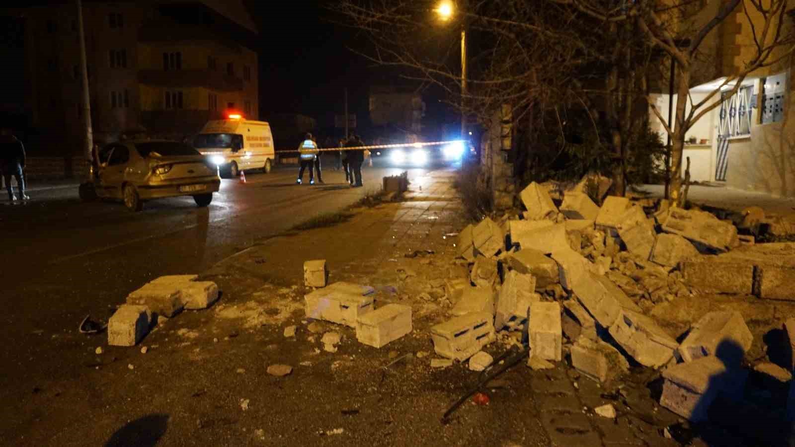 Burdur&rsquo;da kontrolden &ccedil;ıkan otomobil bah&ccedil;e duvarına &ccedil;arptı: 2 yaralı
