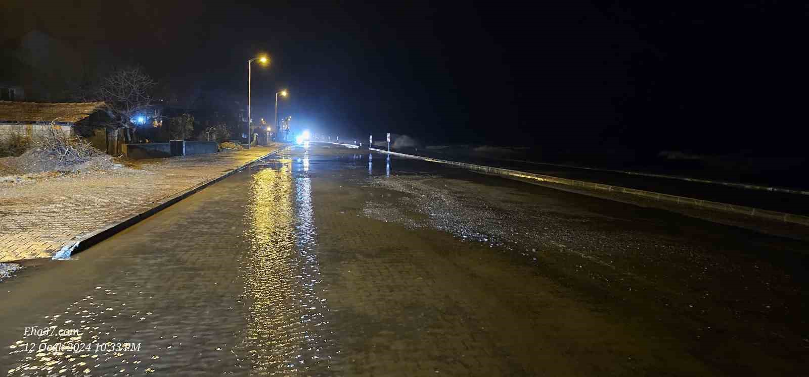 Kastamonu’da deniz taştı, sokaklar su altında kaldı
