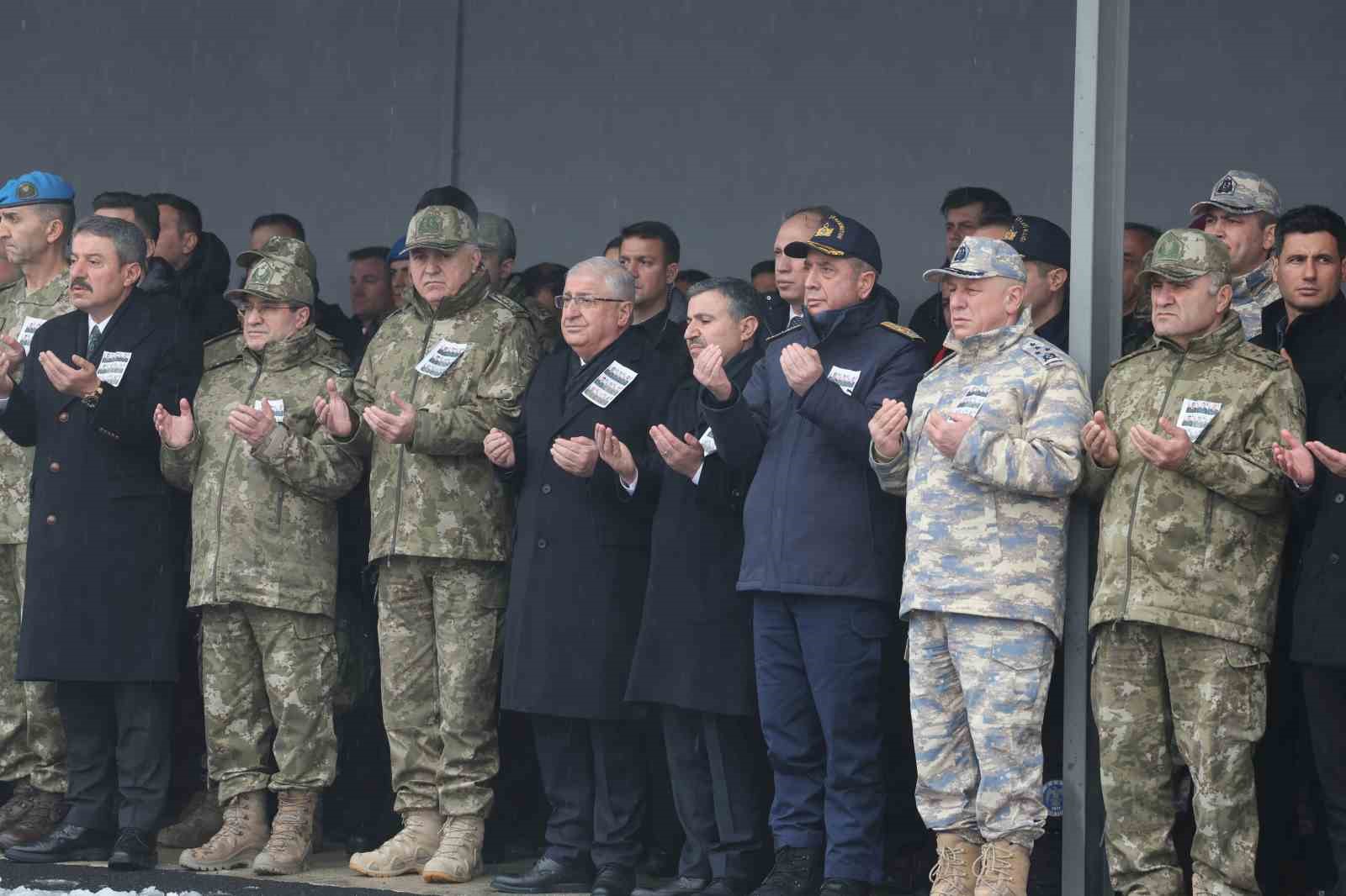 Bakan Güler ve TSK Komuta Kademesi şehit askerler için düzenlenen törene katıldı