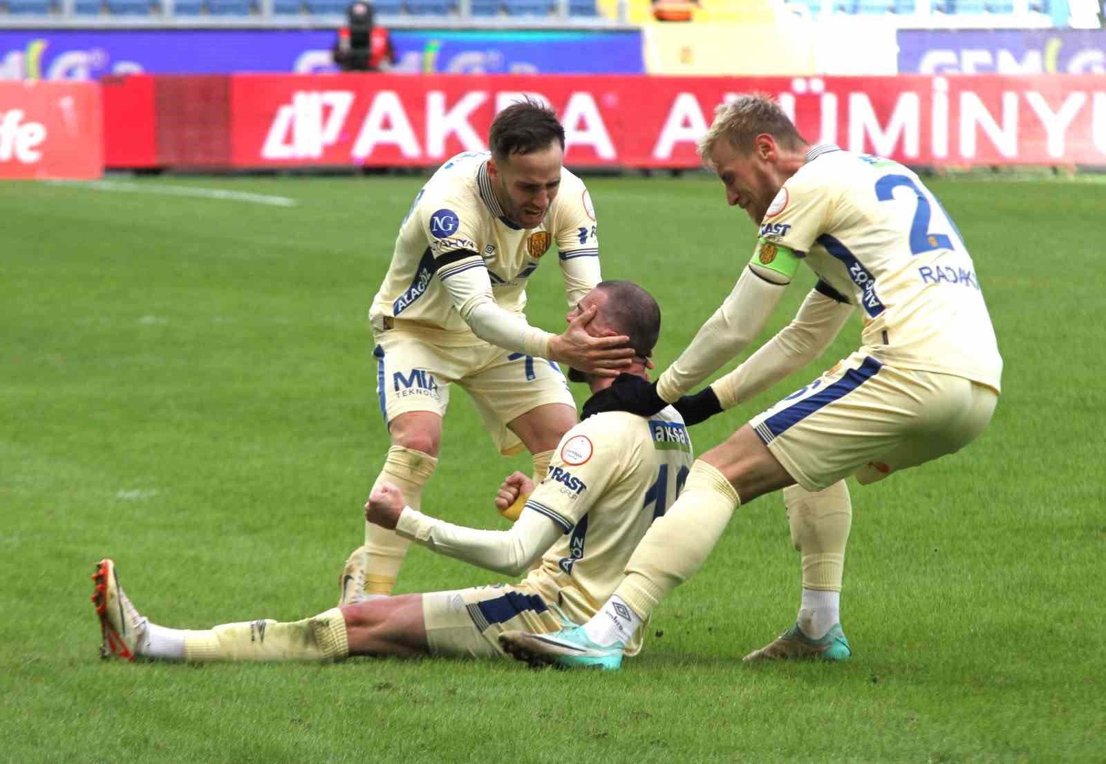 Trendyol S&uuml;per Lig: MKE Ankarag&uuml;c&uuml;: 1 - Kasımpaşa: 1 (İlk yarı)
