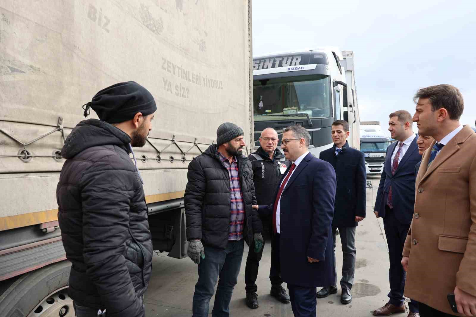 Vali Turan, Dilucu Gümrük Kapısı’nda incelemelerde bulundu