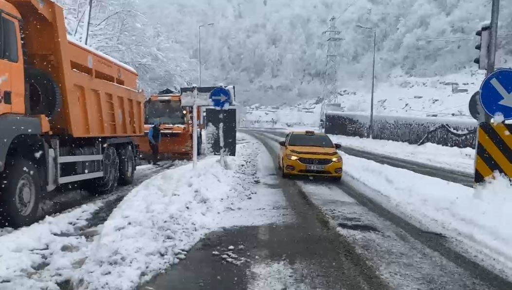 Artvin’de kar yağışı Hopa-Borçka karayolunda ulaşımı olumsuz etkiledi
