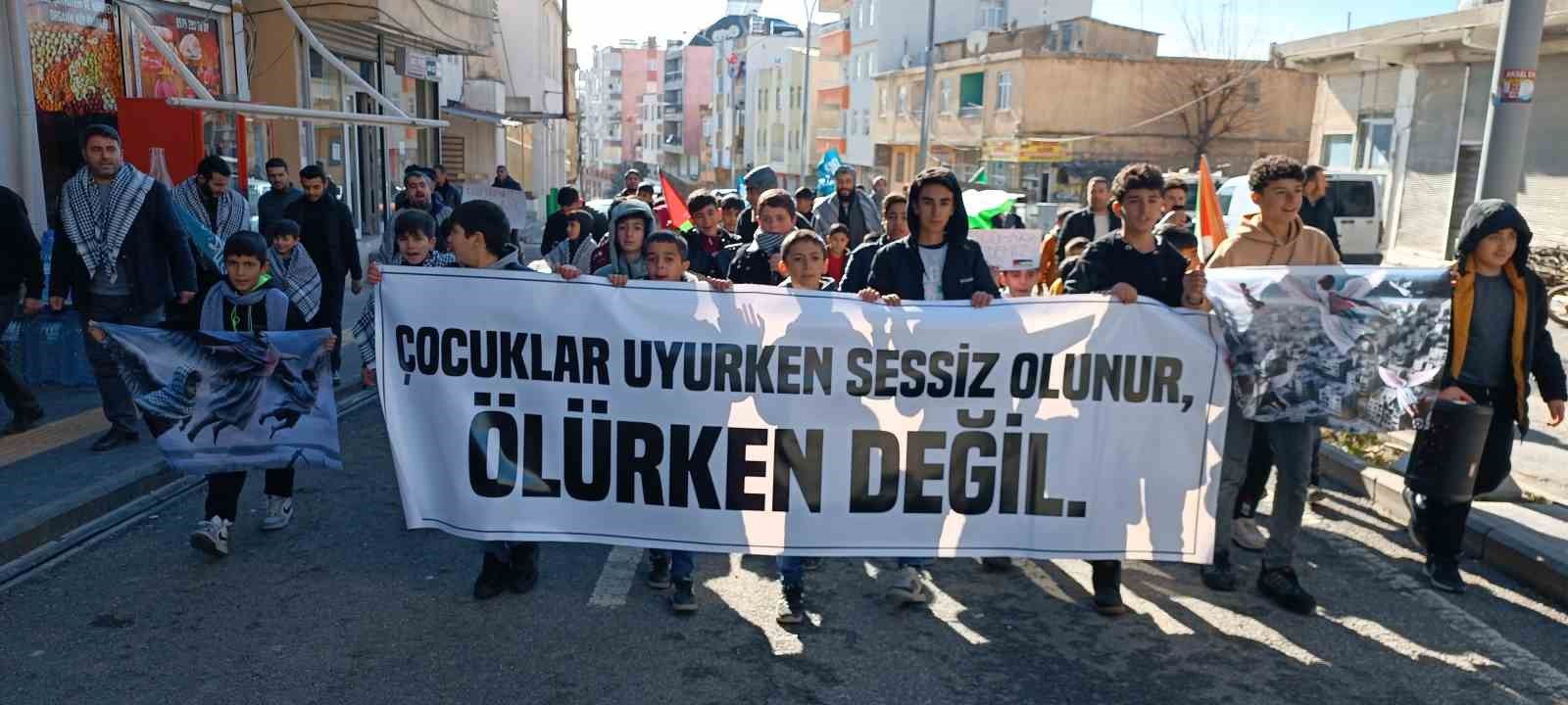 Dicle ilçesinde çocuklardan Gazze’ye destek yürüyüşü