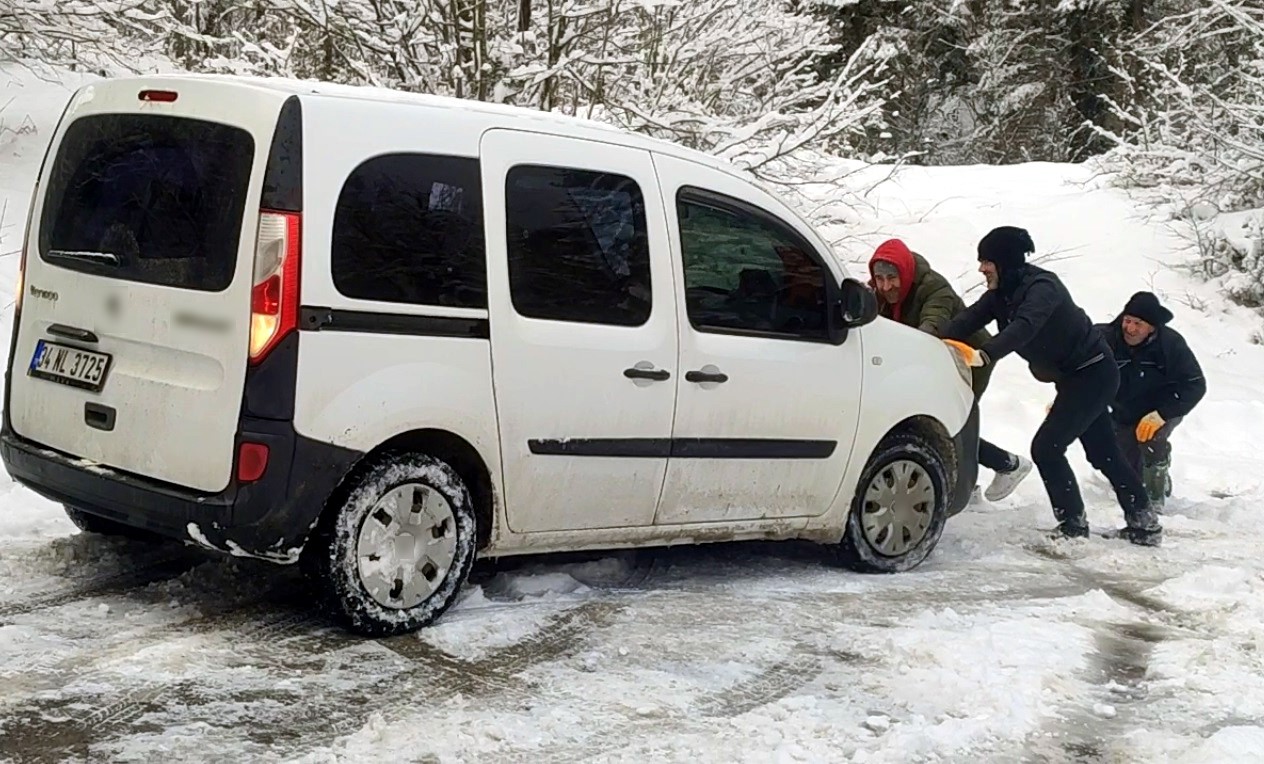 Aracı kurtarmak için her yolu deneyen köylülerin yardımına karla mücadele ekipleri yetişti
