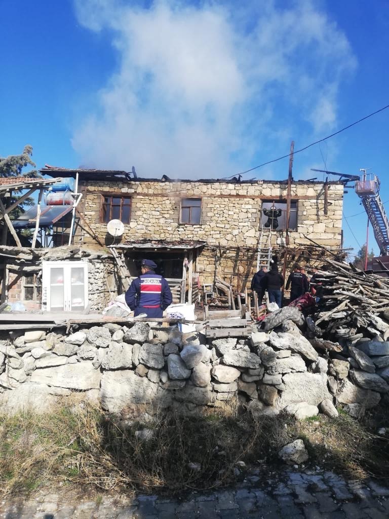 Burdur&rsquo;da iki katlı evde &ccedil;ıkan yangında k&uuml;l oldu
