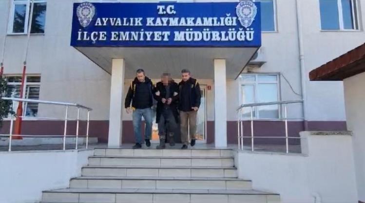 Ayvalık’ta kesinleşmiş 21 yıl 6 ay cezası bulunan firari polisten kaçamadı