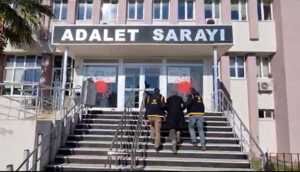 Ayvalık&rsquo;ta kesinleşmiş 21 yıl 6 ay cezası bulunan firari polisten ka&ccedil;amadı
