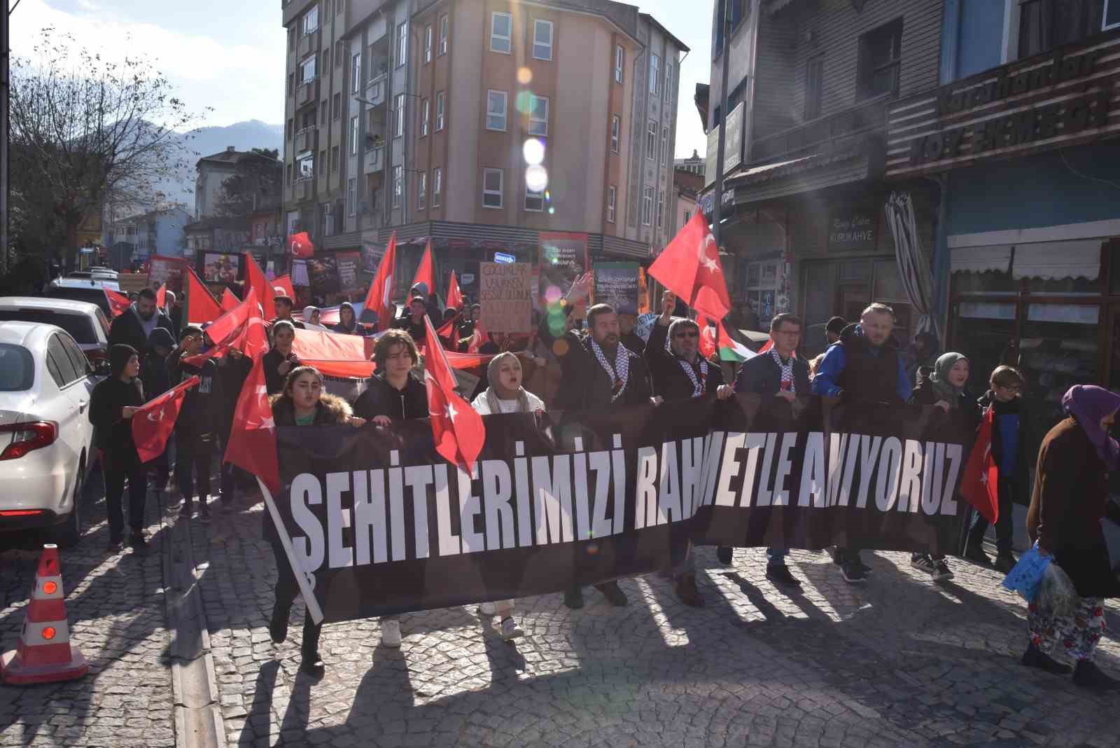 Sındırgı’da Şehitlere Saygı ve Gazze İçin acil ateşkes yürüyüşü gerçekleştirildi
