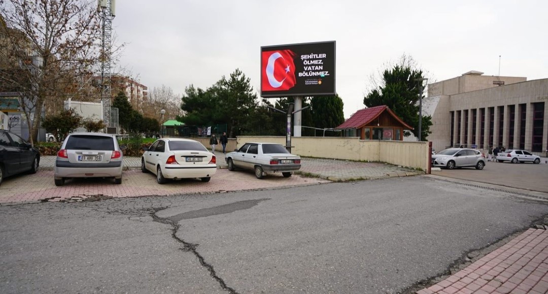 Kahramanmaraş’ta led ekranlarda "Şehitler Ölmez Vatan Bölünmez" mesajı
