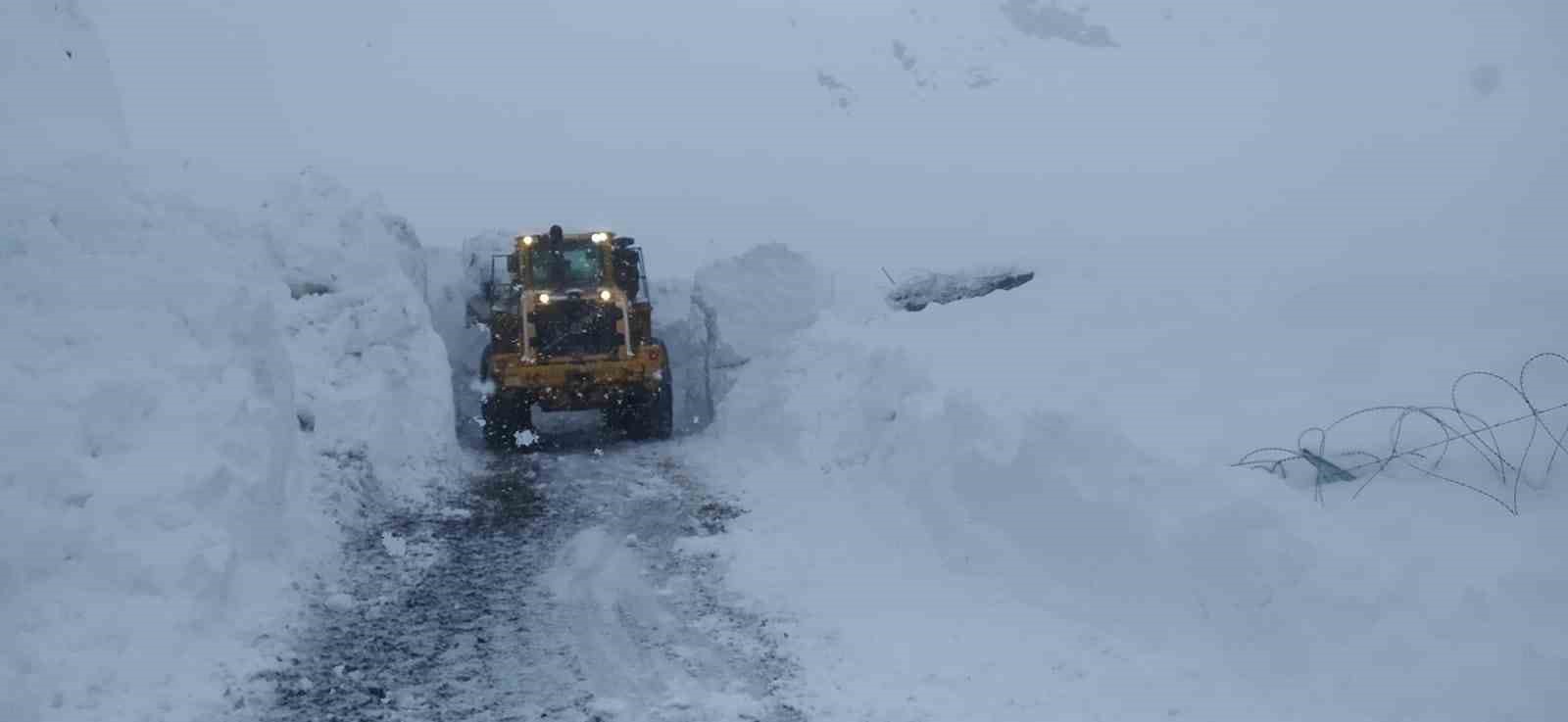 Kardan yolu kapanan k&ouml;yde rahatsızlanan &ccedil;ocuk i&ccedil;in ekipler seferber oldu
