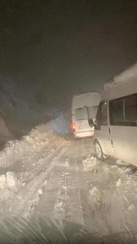 Hakkari’de kar ve tipi etkili oldu, sürücüler zor anlar yaşadı
