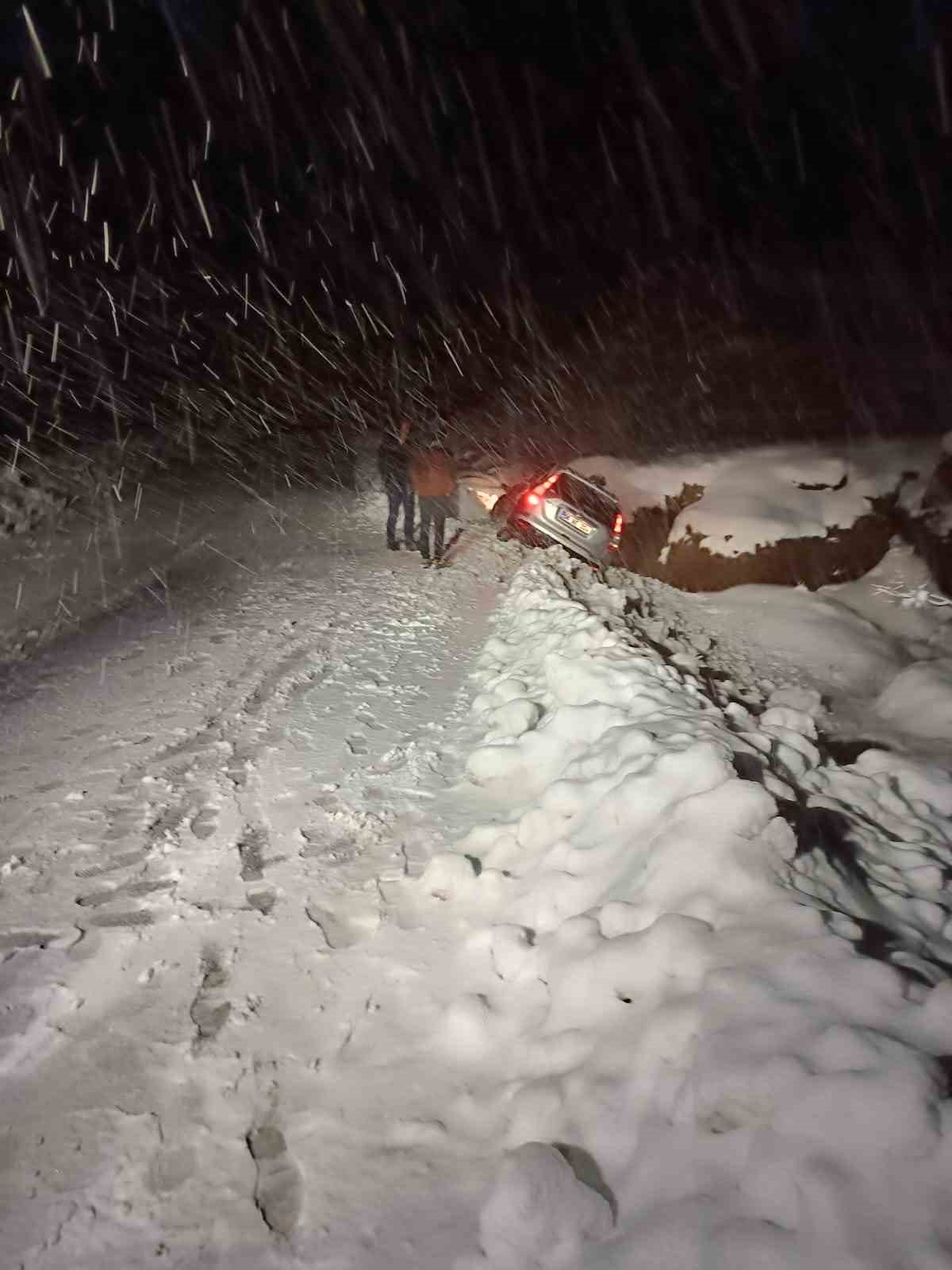 Siirt&rsquo;te kar ve tipi nedeniyle mahsur kalan vatandaşların imdadına karla m&uuml;cadele ekipleri yetişti
