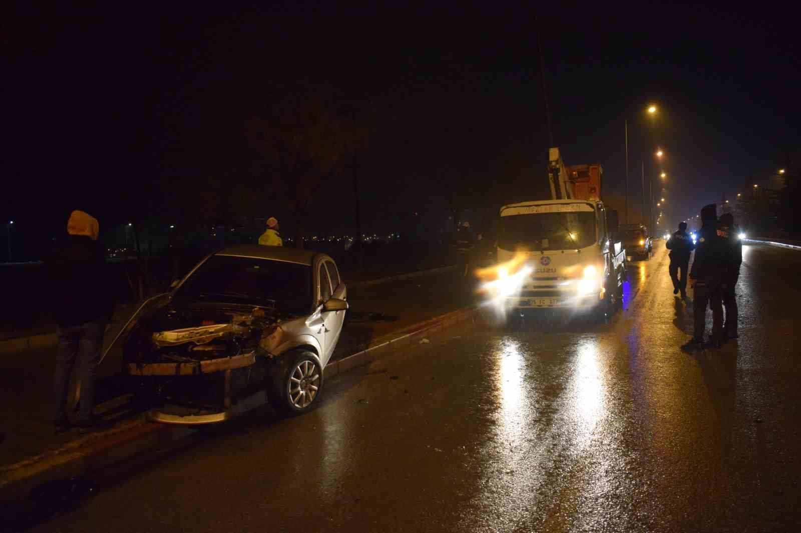 Karaman’da kontrolden çıkan otomobil aydınlatma direğine çarptı
