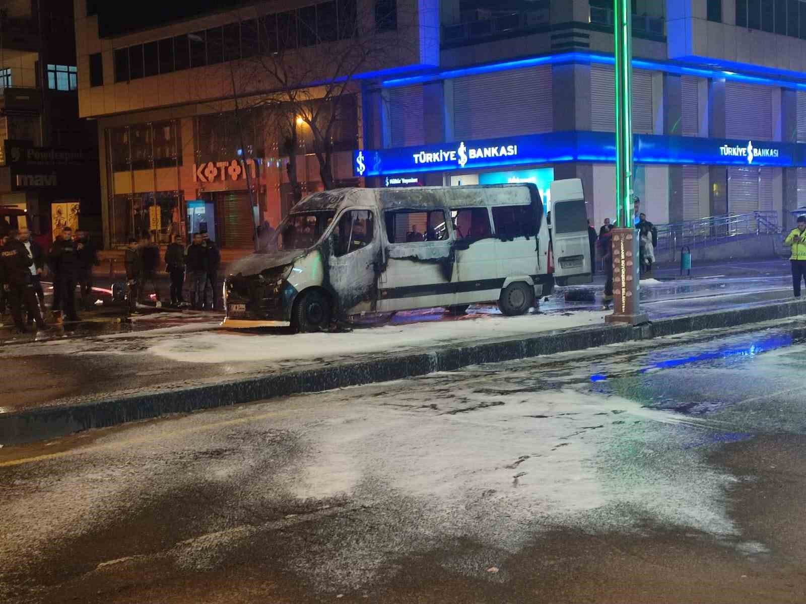 Diyarbakır’da yolcu minibüsü alev topuna döndü: Yolcular tahliye edildi