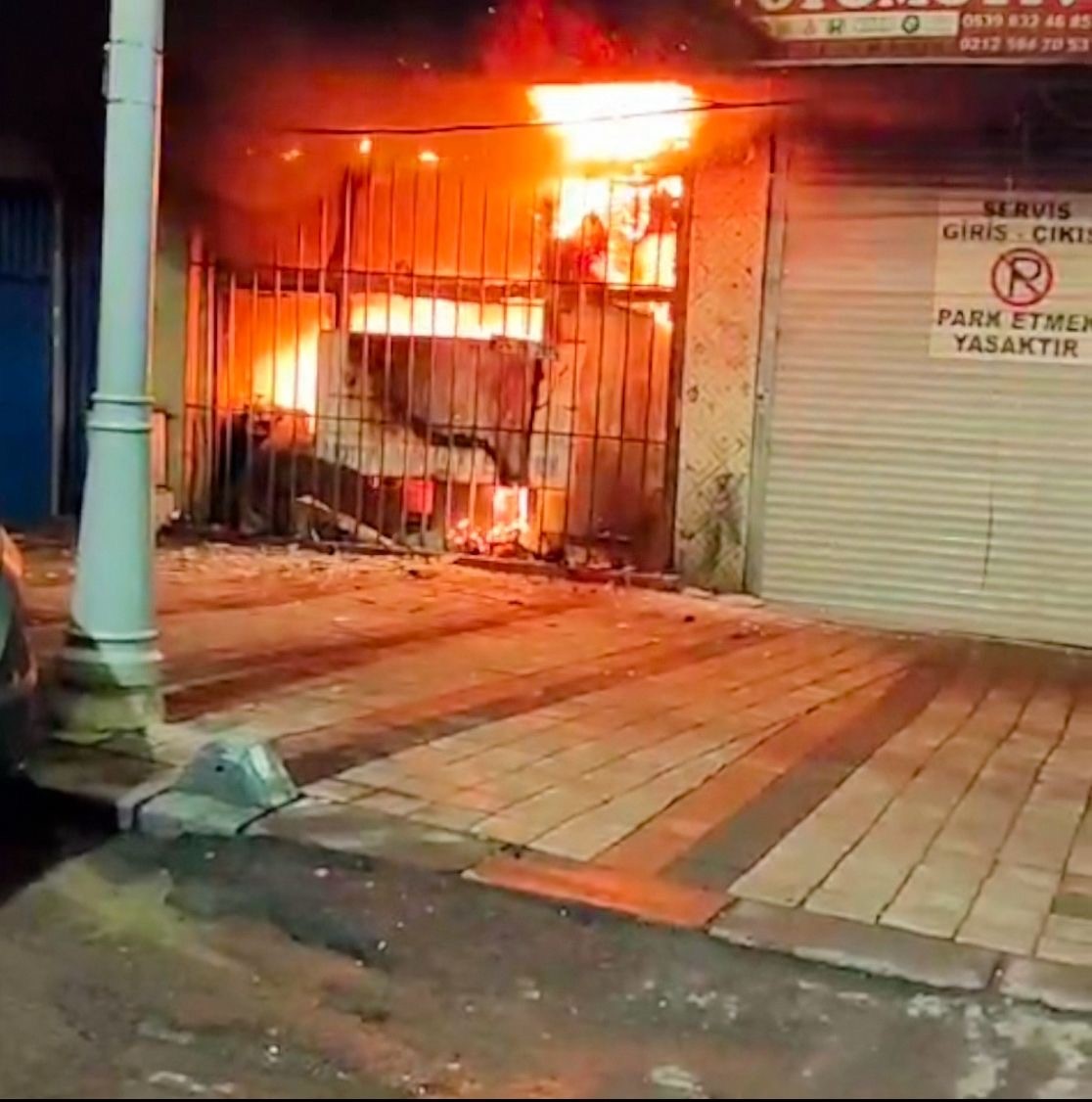 Sultangazi’de oto tamirhanesinde yangın: 2 otomobil ve 1 motosiklet küle döndü
