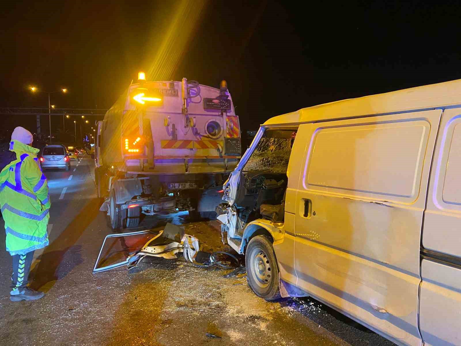 Belediye kamyonuna çarpan sürücü, sıkışan araçtan güçlükle kurtarıldı