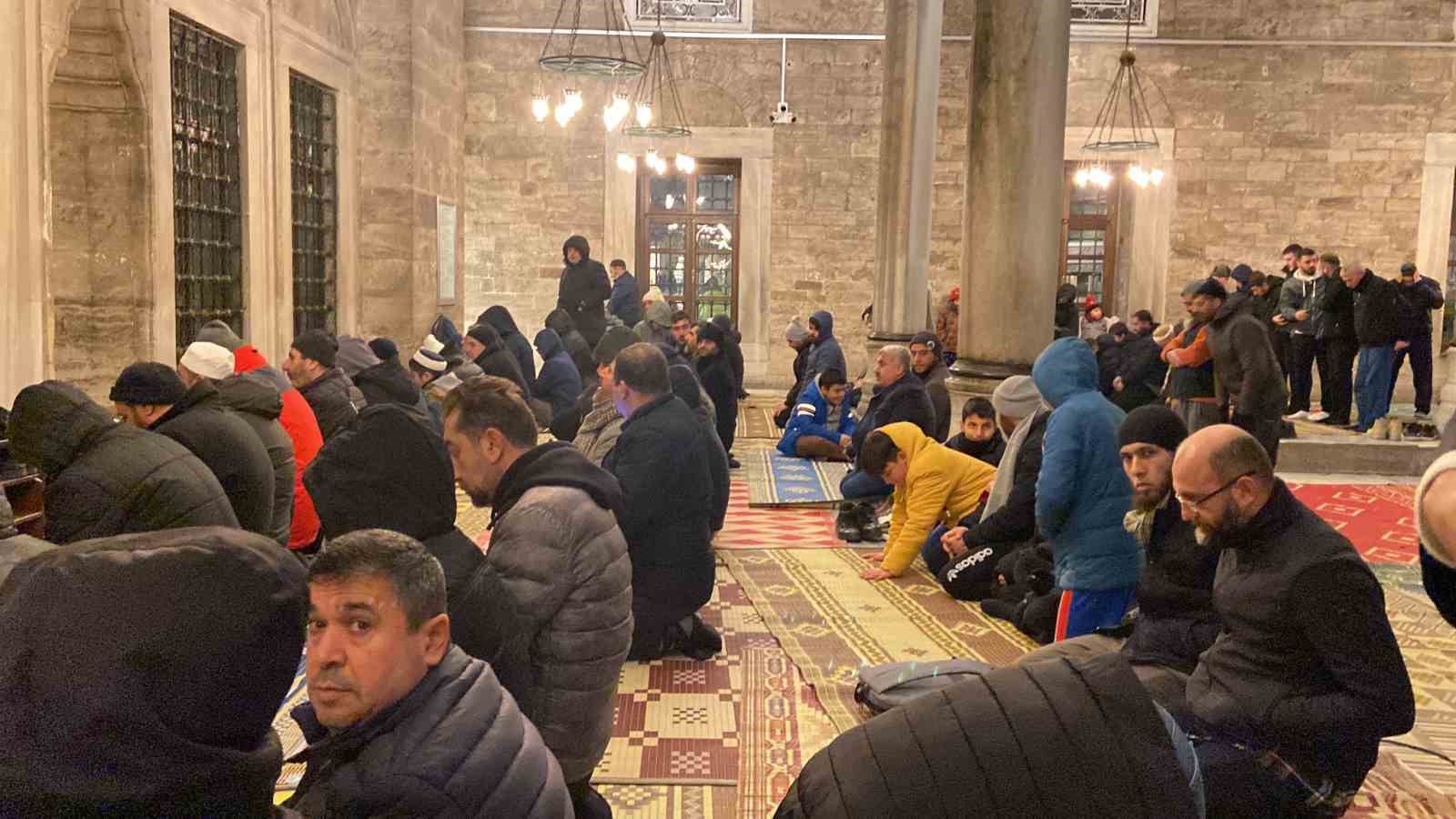 İstanbul’da şehitler için camilerde dua edildi